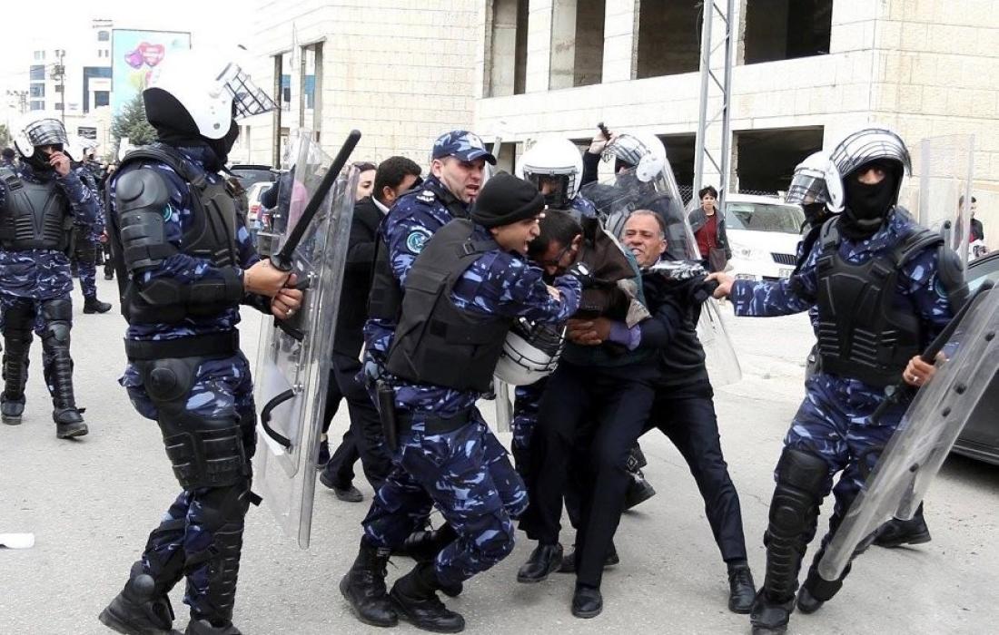 أجهزة السلطة تواصل انتهاكاتها واعتقالاتها السياسية بالضفة