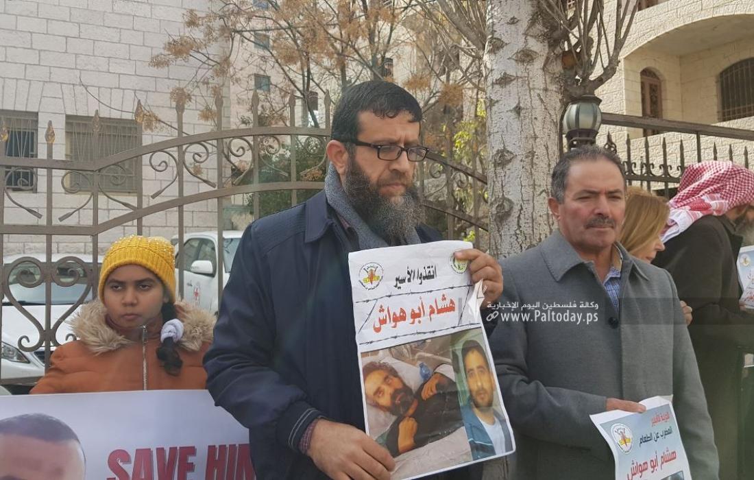 وقفة تضامنية مع الأسير هشام أبو هواش، من أمام مقر الصليب الأحمر في رام الله (6).jpg