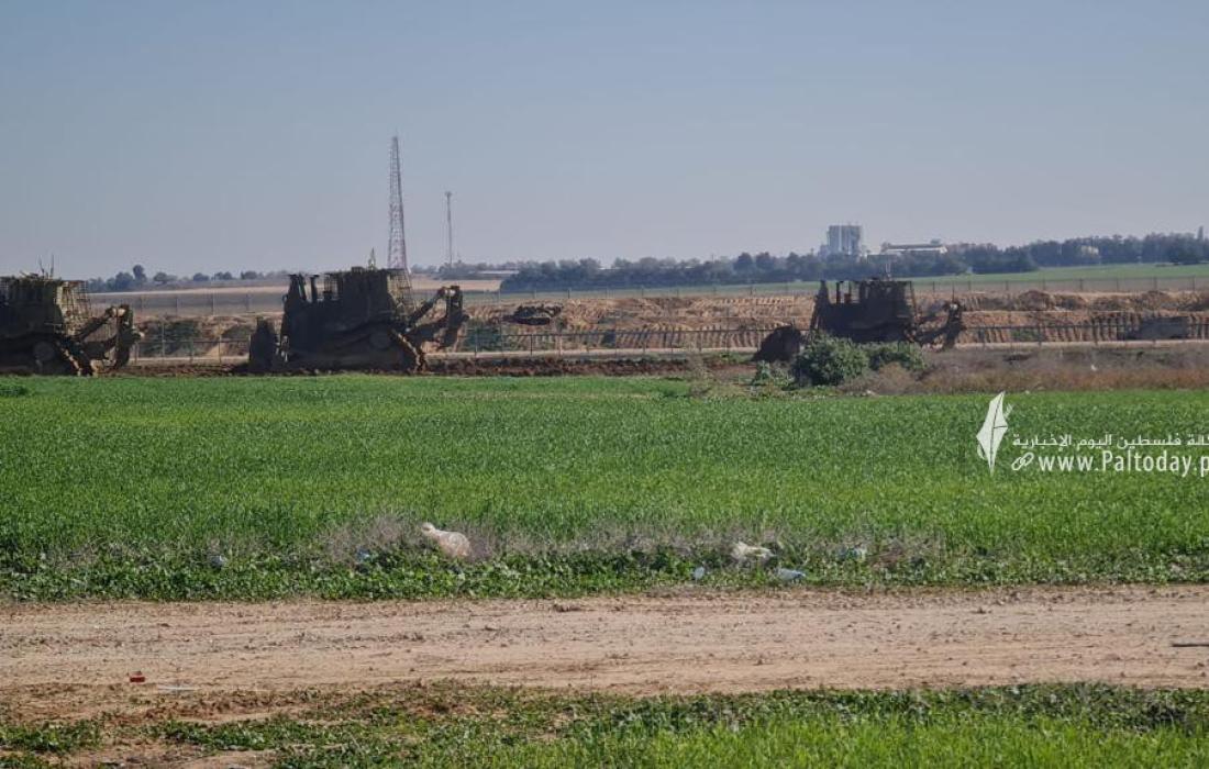 توغل لآليات عسكرية إسرائيلية شرقي بلدة خزاعة وشمالي بيت لاهيا بقطاع غزة (5).jpeg