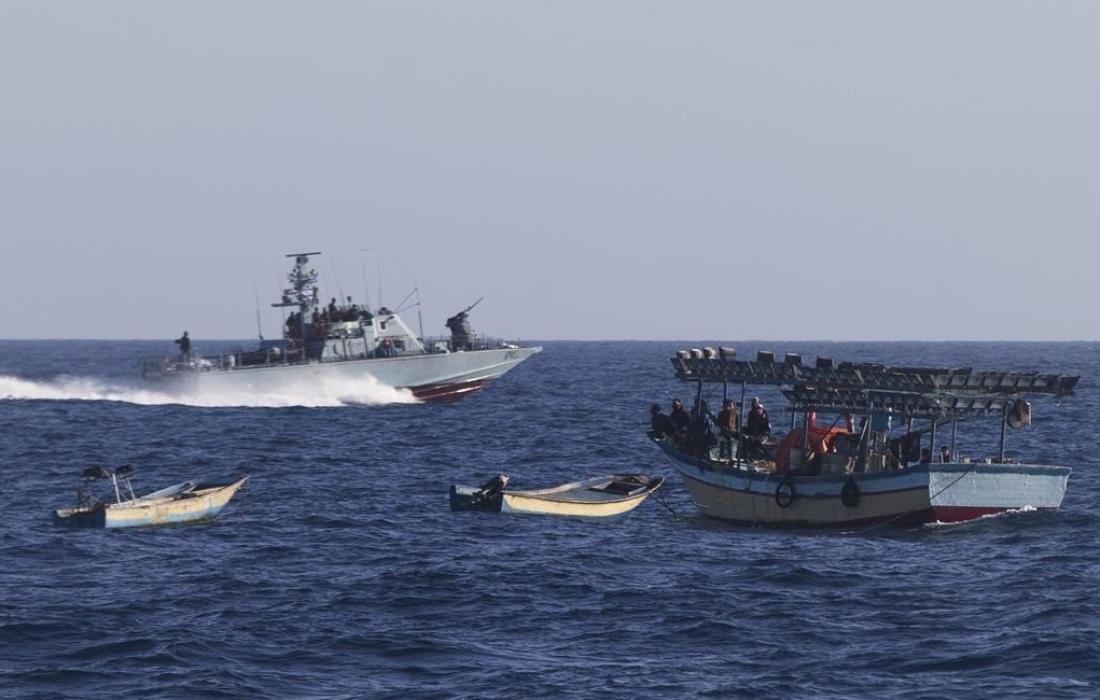 زوارق الاحتلال تطلق قنابل إنارة صوب مراكب الصيادين العاملة غرب ميناء غزة