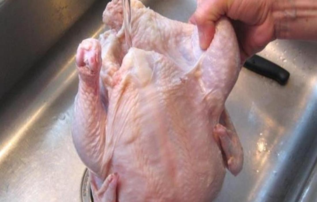 أفضل طريقة لغسل لحم الدجاج...طريقة تنظيف الدجاج قبل التفريز