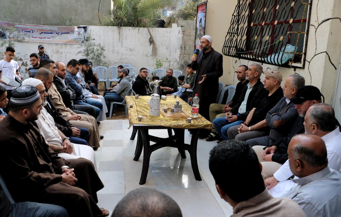 وفد من قيادة الجهاد بغزة يقدم التهاني لعوائل الشهداء بمناسبة عيد الفطر السعيد