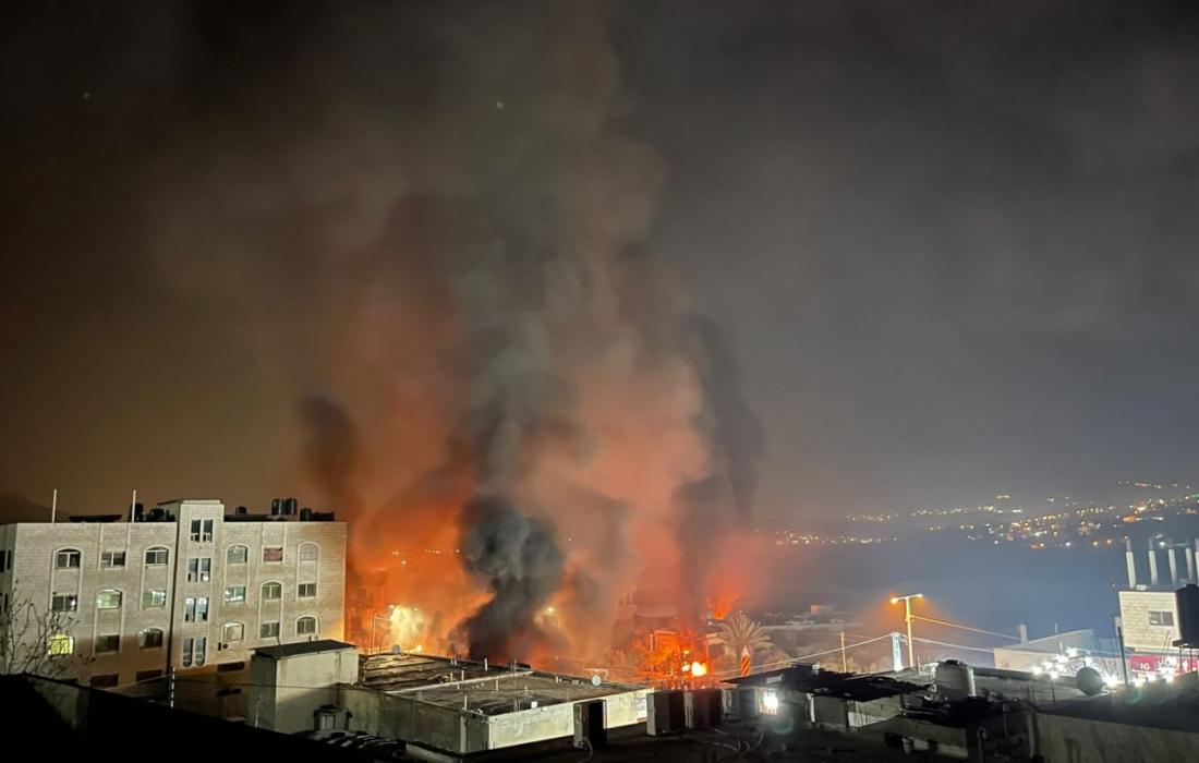 مستوطنون يحرقون منازل المواطنين في حوارة بنابلس