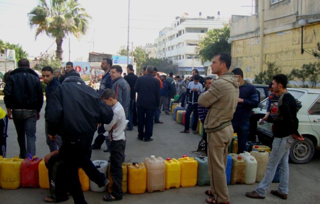 جانب من ازمة الوقود وتكدس السيارات على المحطات بغزة