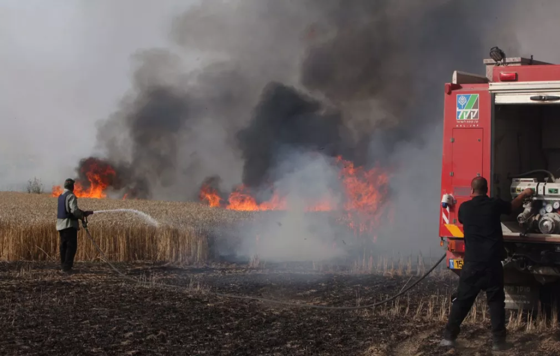 الاحتلال يحاول اطفاء الحرائق شرق غزة