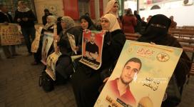 بالصور: اعتصام أهالي الأسرى ووقفة تضامنية أمام مقر الصليب الأحمر بغزة