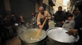 بالصور : على نار الحطب.. فلسطيني يطهو "الجريشة" لفقراء غزة بالمجان للعام التاسع على التوالي