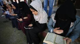 بالصور :أهالى طلاب الثانوية العامة امام قاعات تقديم الامتحانات في غزة