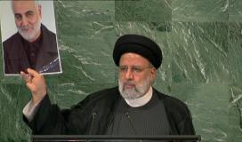 الرئيس الإيراني يرفع صورة الشهيد قاسم سليماني