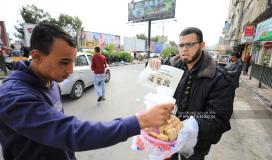 توزيع الحلوى على مفترقات قطاع غزة ابتهاجاً بعملية سلفيت المزدوجة (4).JPG
