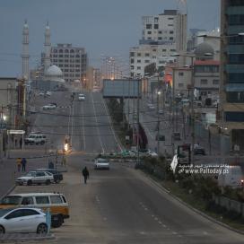 بالصور: المنخفض الجوي يشدد ويفرض معه قرار حظر التجول في شوارع غزة