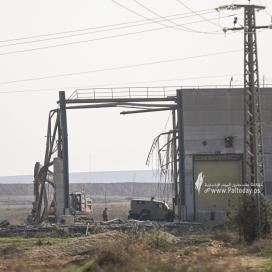 بالصور: جيش الاحتلال يبدأ بإزالة معبر كارني شرق مدينة غزة ويقيم عائق أمني