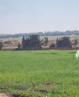 بالصور: توغلان لآليات عسكرية إسرائيلية شرقي بلدة خزاعة وشمالي بيت لاهيا بقطاع غزة*