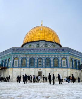 القدس والحرم الشريف يكتسيان حلة بيضاء مع السقوط الكثيف للثلوج