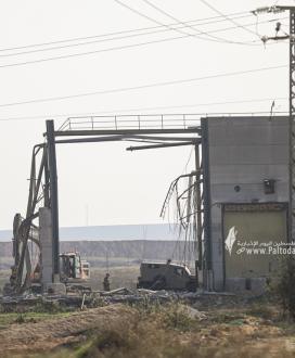 بالصور: جيش الاحتلال يبدأ بإزالة معبر كارني شرق مدينة غزة ويقيم عائق أمني
