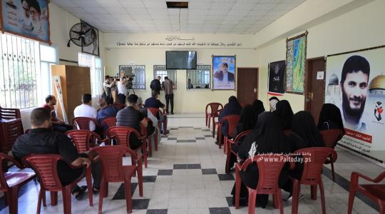 بالصور جمعية الانصار الخيرية ومؤسسة شهيد الايرانية توزع مكرمة مالية على شهداء العدوان الاخير معركة ثأر الاحرار (1).JPG