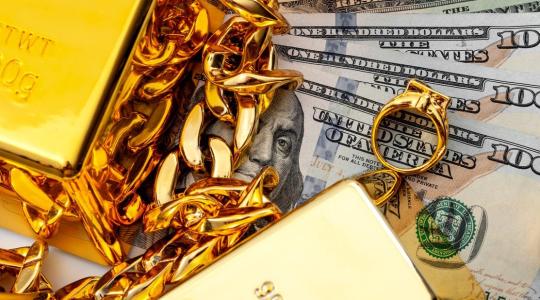 في ظل التغيرات المتسارعة.. هل نستثمر بالذهب أو الدولار؟
