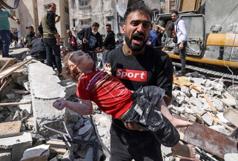 طفلة شهيدة جراء قصف الاحتلال الاسرائيلي على منازل المدنيين بغزة.jpg