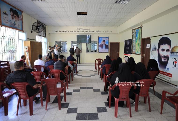 بالصور جمعية الانصار الخيرية ومؤسسة شهيد الايرانية توزع مكرمة مالية على شهداء العدوان الاخير معركة ثأر الاحرار (1).JPG