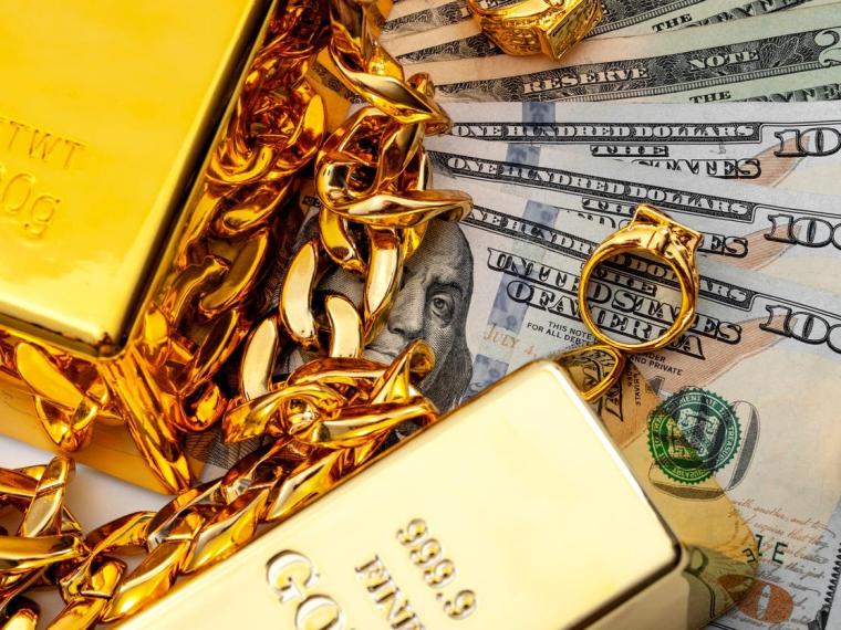 في ظل التغيرات المتسارعة.. هل نستثمر بالذهب أو الدولار؟